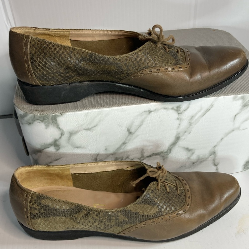 Vintage Ferragamo flats. Taupe brown with snake skin. Size 7. B16 original‎ box